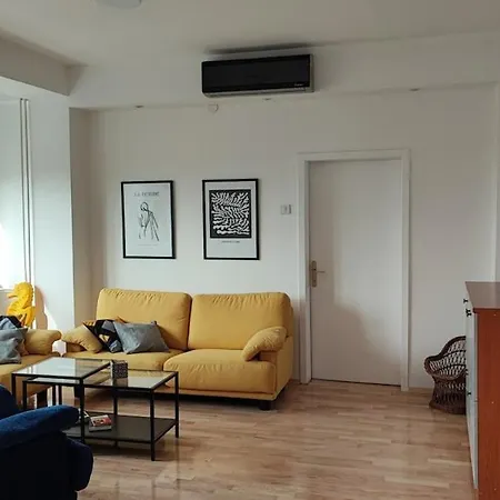 Spacious, Central, Free Parking דירה *